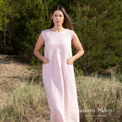 Różowa sukienka z kieszeniami.