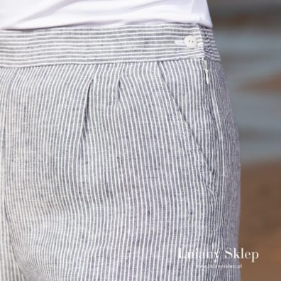Szorty w paski. Kieszenie na bokach.