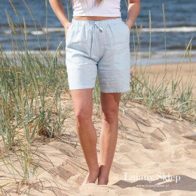 Jasnoniebieskie damskie szorty.