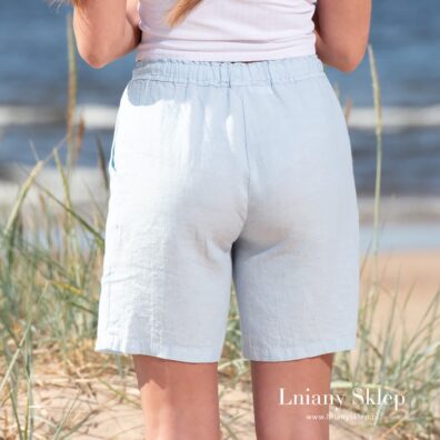 DOLFI jasnoniebieskie szorty. Widok z tyłu.