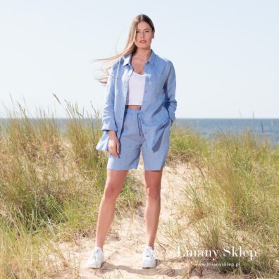 damski komplecik z pranego niebieskiego lnu: bluzka i szorty.
