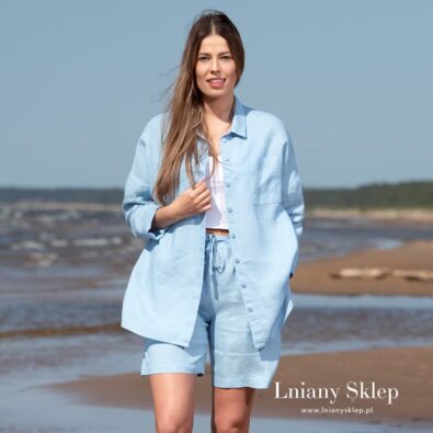 Błękitna bluzka z długimi rękawami.