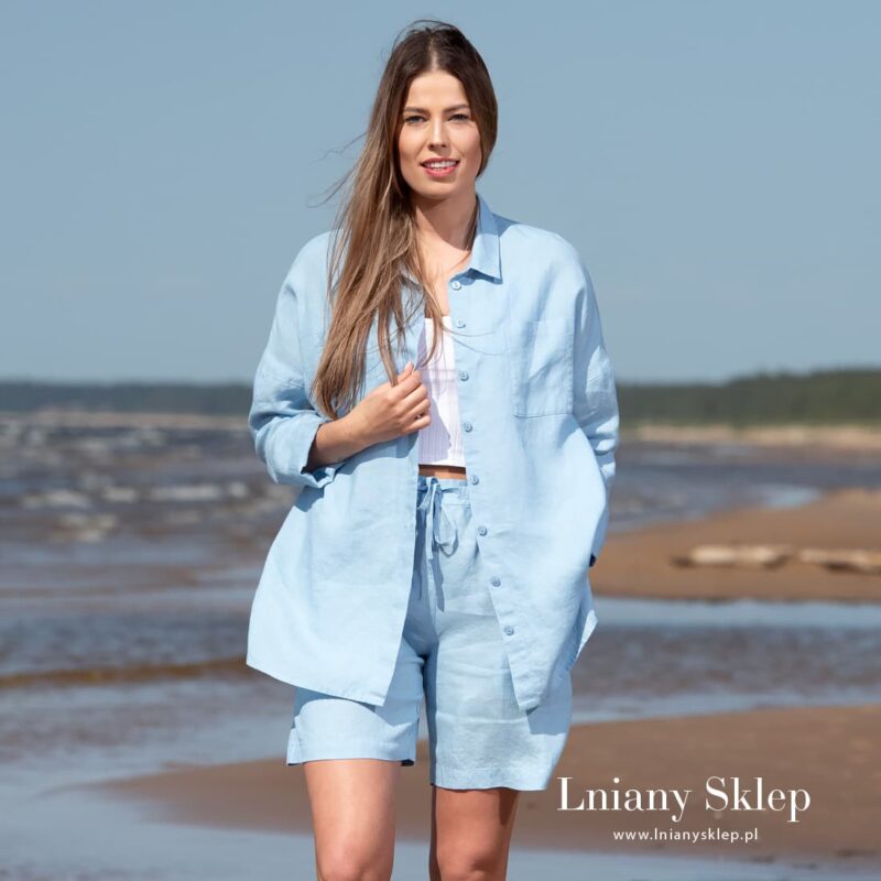 Błękitna bluzka z długimi rękawami.