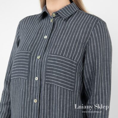 Z przodu zapięcie na guziki.