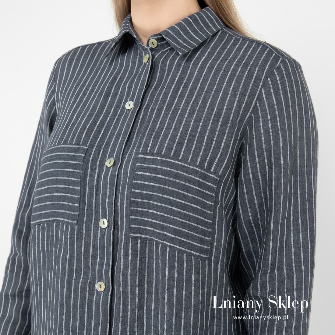 Z przodu zapięcie na guziki.