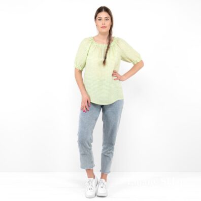 Zielona bluzka. Długość - biodra.