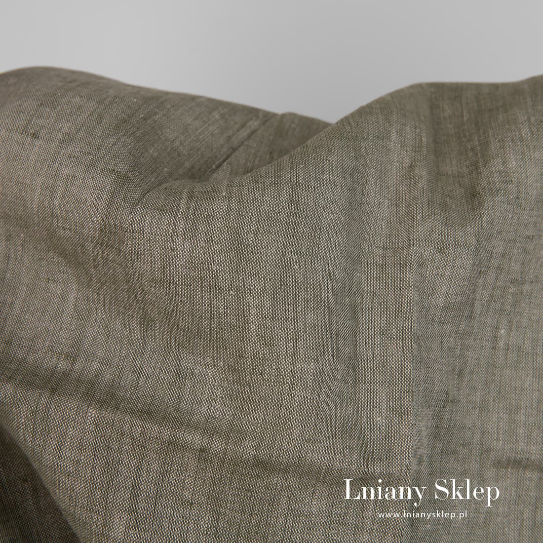 Tkanina wytkana w melanżu z zielonej i niebarwionej lnianej przędzy.