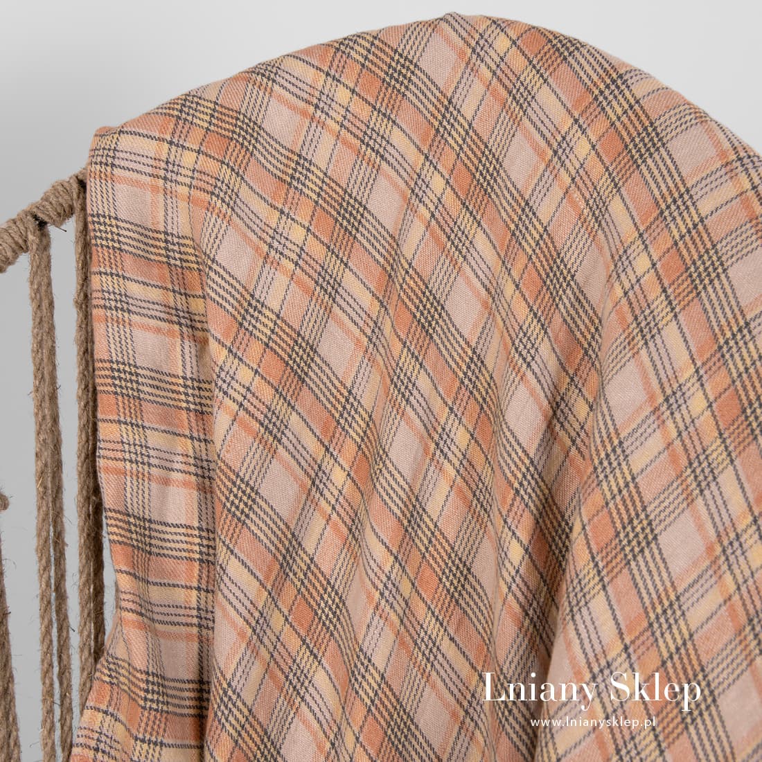 Pled wytakany z brązowej, pudrowej, żółtej i szarej przedzy.