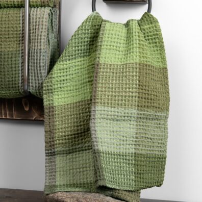 Mięciutki dekatyzowany ręcznik kąpielowy.