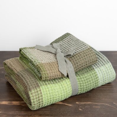 Komplet ozdobnie przewiązany wstążeczką.