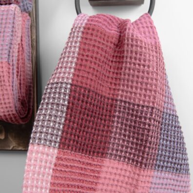 Ręcznik kąpielowy w fioletową kratkę.