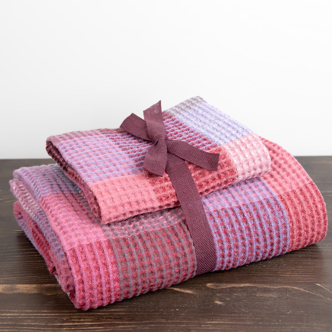 Komplet ozdobnie przewiązany wstążeczką.