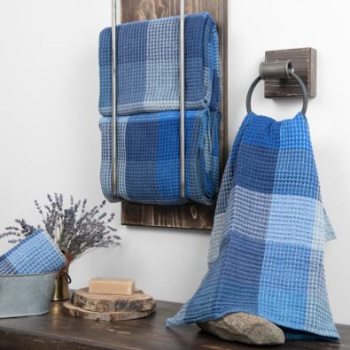 BINGO niebieski ręcznik w kratkę.