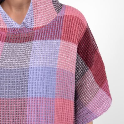 Ponczo z dekatyzowanej tkaniny lniano - bawełnianej.