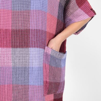 Ponczo z kieszeniami.