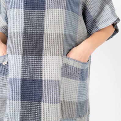 Ponczo z kieszeniami.