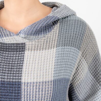 Ponczo z dekatyzowanej tkaniny lniano - bawełnianej.