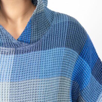 Ponczo z dekatyzowanej tkaniny lniano - bawełnianej.