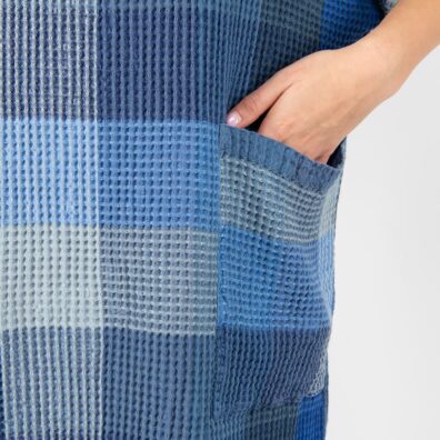 Ponczo z kieszeniami.