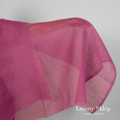 Przeźroczysta jaskrawa różowa tkanina lniana.