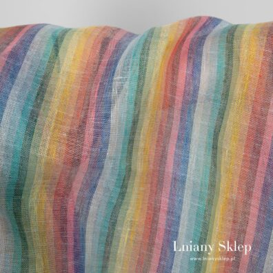 Len w pasy w tęczowych kolorach.