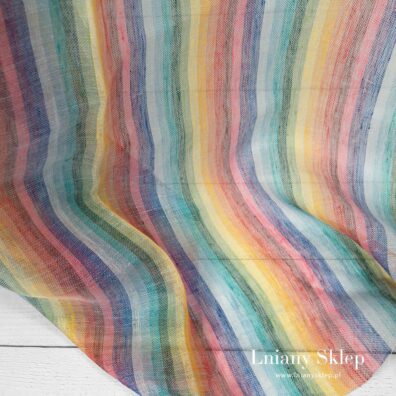 Prześwitująca tęczowa tkanina.