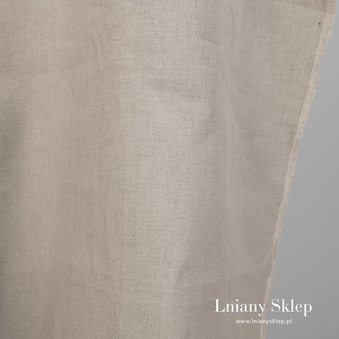 Niebarwiony len wytkany splotem skośnym.