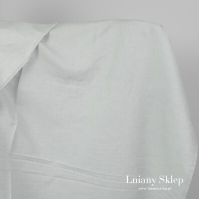 Niebieskawa tkanina wytkana splotem skośnym.