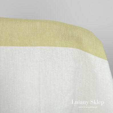 Tkanina w pasy wytkana splotem satynowym.