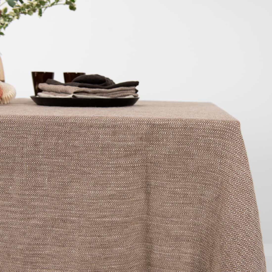 Tkanina wytkana z brązowego i niebarwionego lnu.