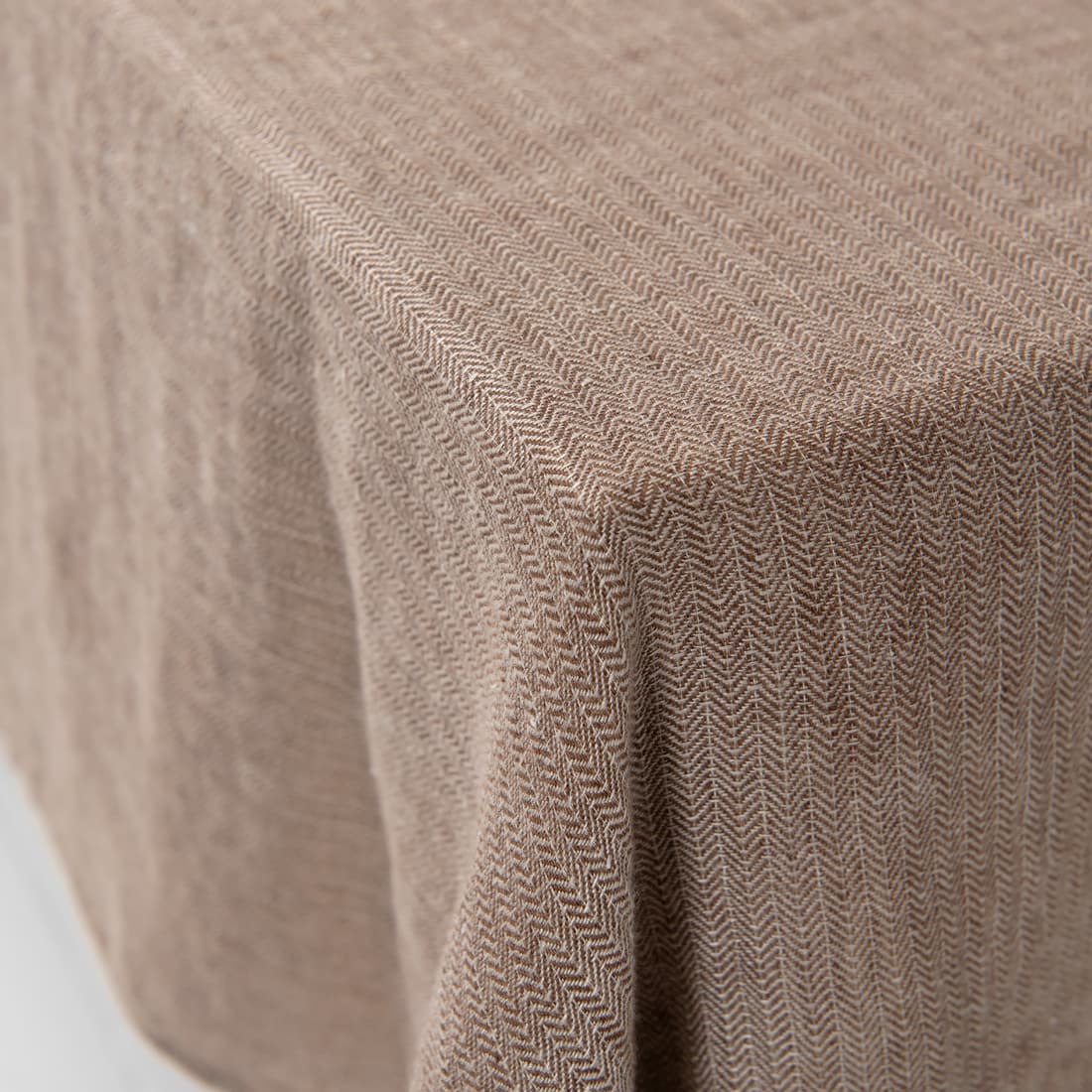 Obrus z dekatyzowanego lnu.