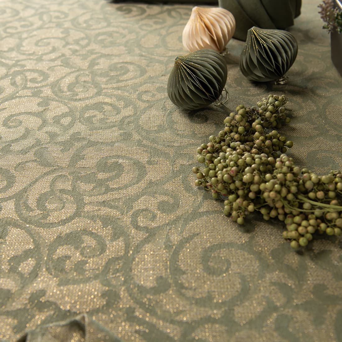 Zielono - złoty obrus.