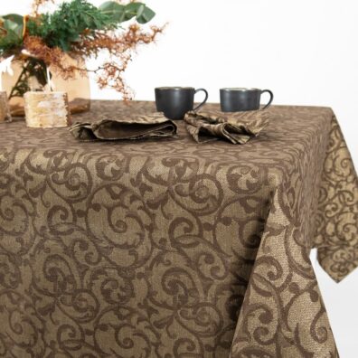 Brązowy o szarym odcieniu i złotym połysku obrus.