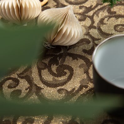 Lniano - bawełniany połyskujący złotem żakard.