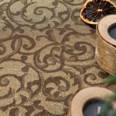 Brązowo - złoty obrus.