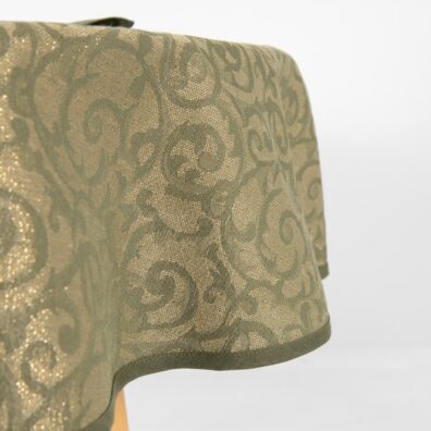 Brzeg wykończony zieloną lamówką 1 cm.