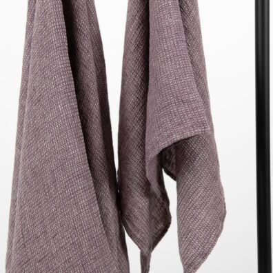 Ręcznik wytkany melanżowo splotem waflowym.