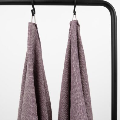 Wyposażony w pętelkę zawieszkę.