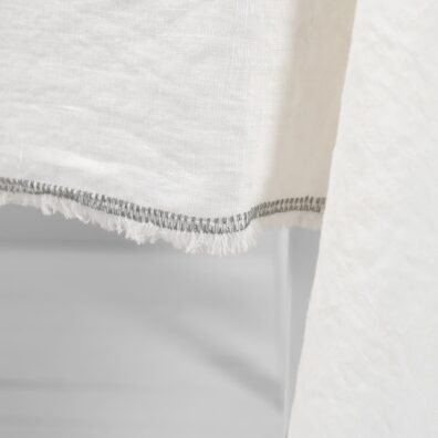 Strzępione frędzelki 1,5cm, grafitowy ścieg owerlok.