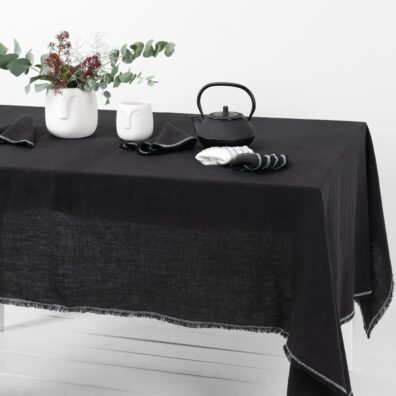 Czarny obrus z pranego lnu 100%.