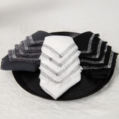 Strzępione frędzelki 1,5cm, grafitowy ścieg owerlok.