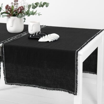 Czarny bieżnik z pranej tkaniny lnianej.