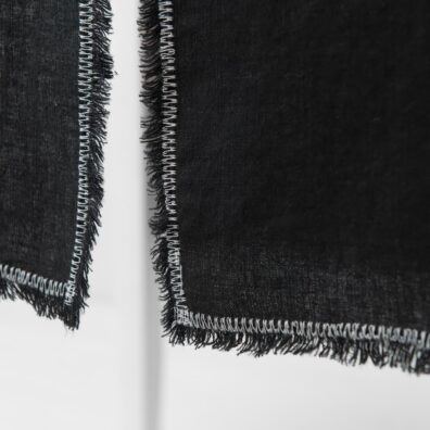 Strzępione frędzelki 1,5cm, mlecznobiały ścieg owerlok.