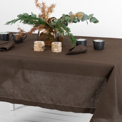 Brązowy lniano- bawełniany obrus.
