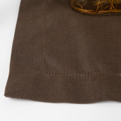 Lniano - bawełniana brązowa podkładka stołowa.
