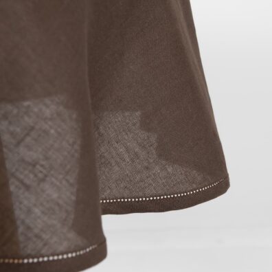 Brzeg podwinięty i ozdobiony rzędem mereżki.