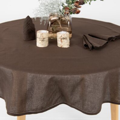 Brązowy obrus lniano - bawełniany.