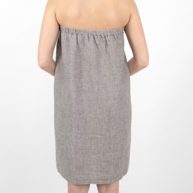 Ręcznik - spódniczka ściągany gumką, zapinany na guziczki.