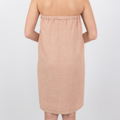 Ręcznik - spódniczka ściągany gumką, zapinany na guziczki.