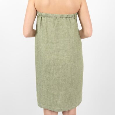 Ręcznik - spódniczka ściągany gumką, zapinany na guziczki.